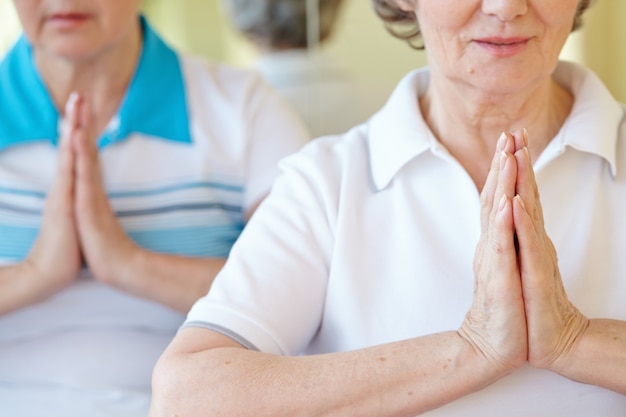 Primer plano de mujer haciendo una posición de yoga