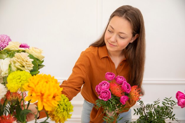 Primer plano de mujer hermosa floristería