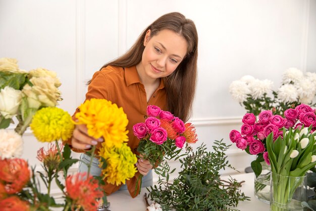 Primer plano de mujer hermosa floristería