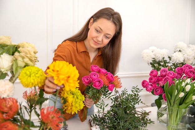 Primer plano de mujer hermosa floristería