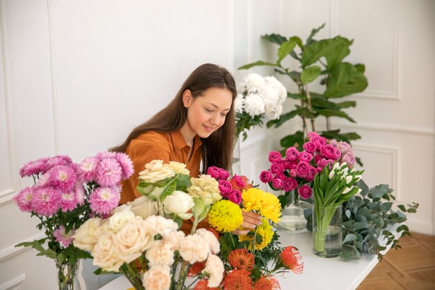 Primer plano de mujer hermosa floristería