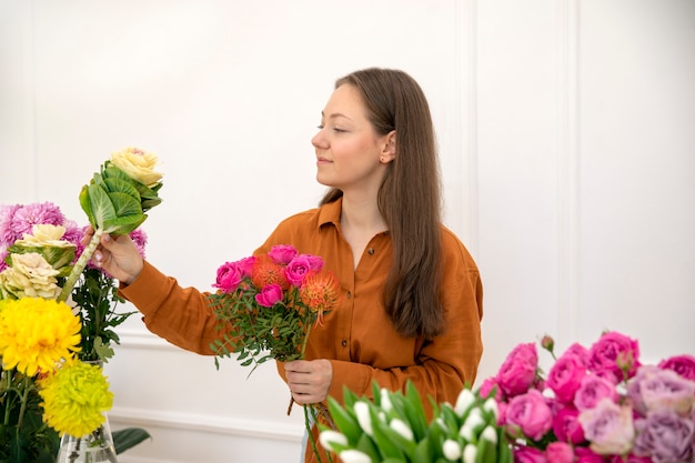 Primer plano de mujer hermosa floristería