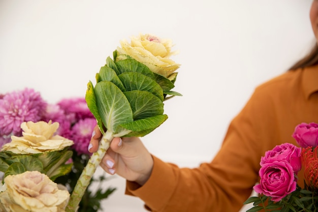 Primer plano de mujer hermosa floristería