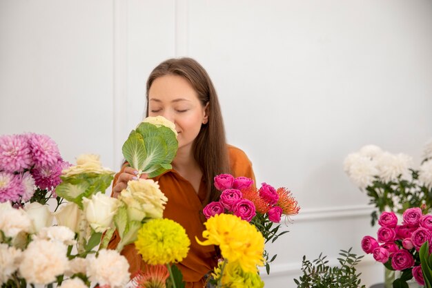 Primer plano de mujer hermosa floristería