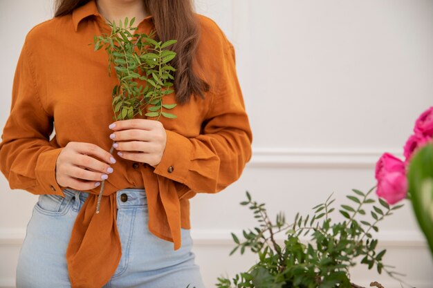 Primer plano de mujer hermosa floristería