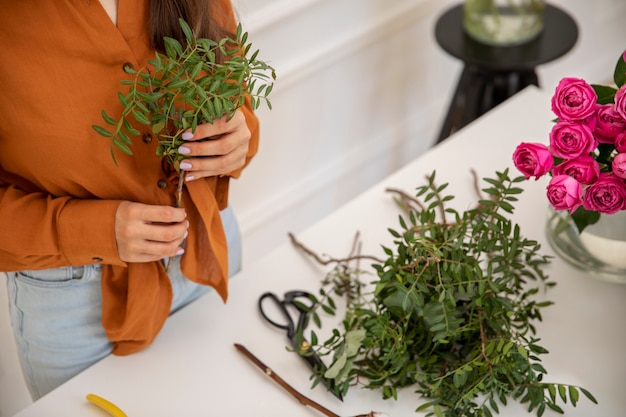 Primer plano de mujer hermosa floristería