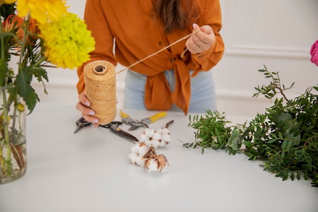 Primer plano de mujer hermosa floristería