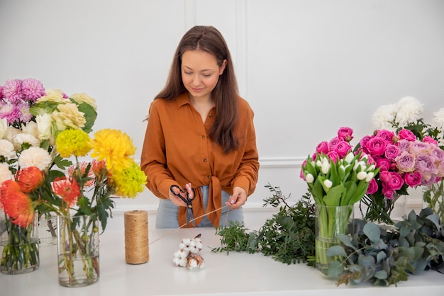 Primer plano de mujer hermosa floristería