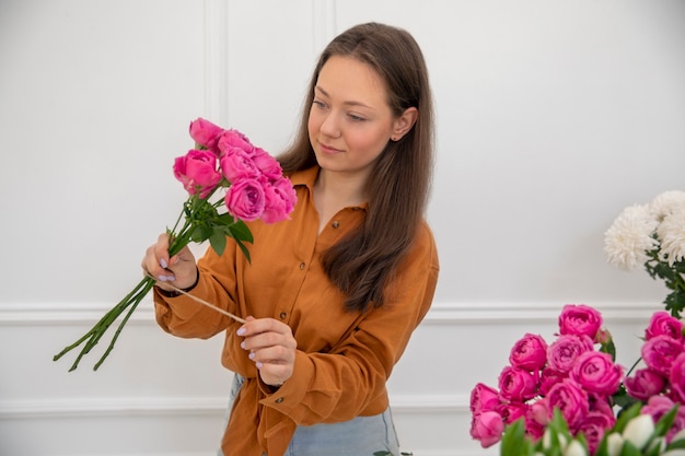 Primer plano de mujer hermosa floristería