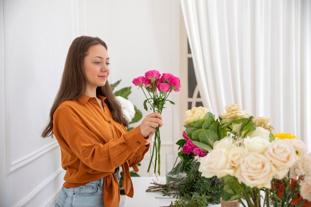 Primer plano de mujer hermosa floristería