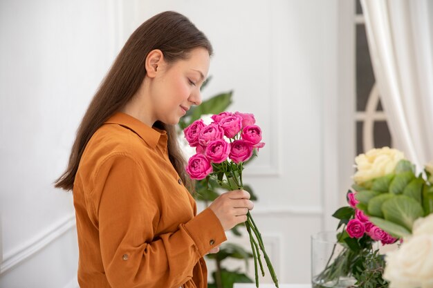 Primer plano de mujer hermosa floristería