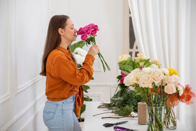 Primer plano de mujer hermosa floristería