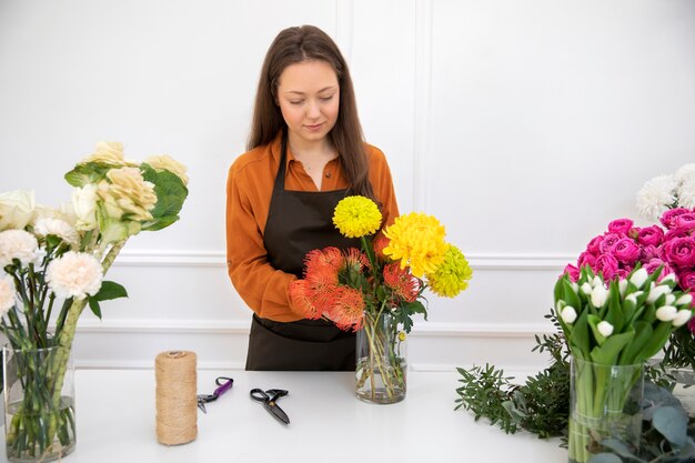 Primer plano de mujer hermosa floristería