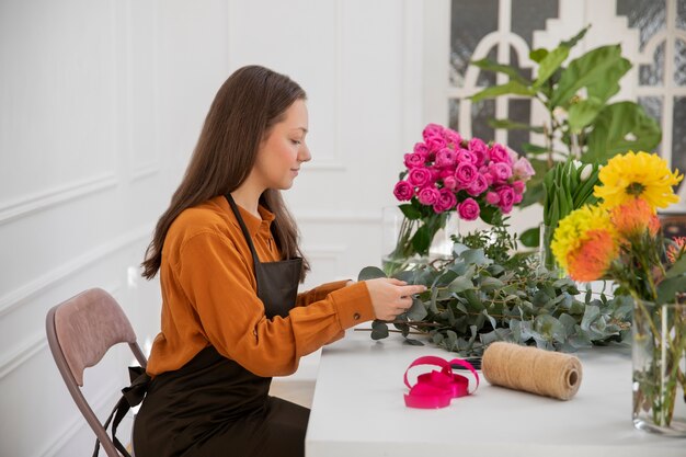 Primer plano de mujer hermosa floristería