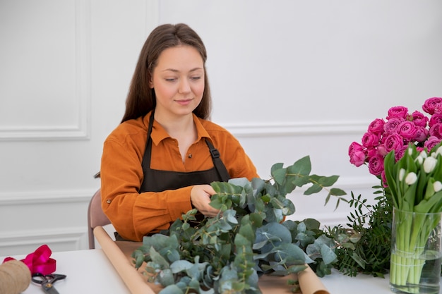 Foto gratuita primer plano de mujer hermosa floristería