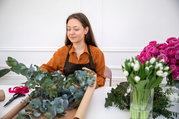 Primer plano de mujer hermosa floristería