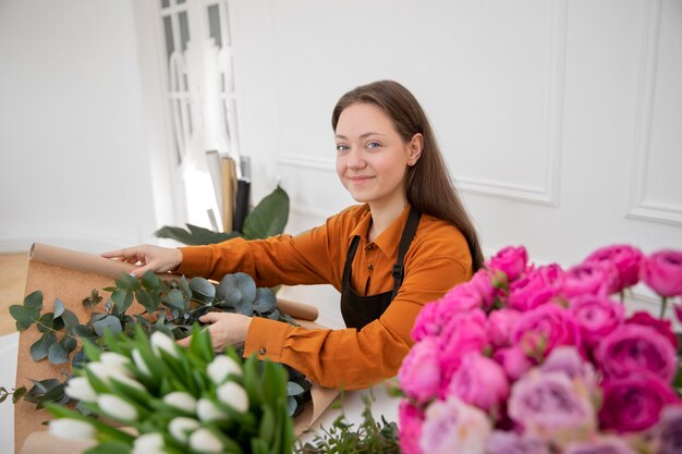 Primer plano de mujer hermosa floristería