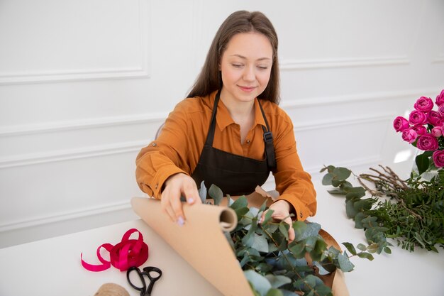 Primer plano de mujer hermosa floristería