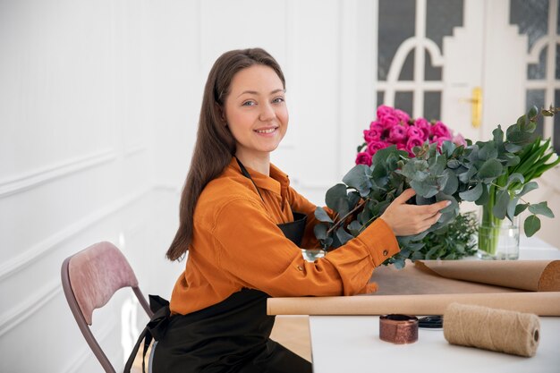 Primer plano de mujer hermosa floristería