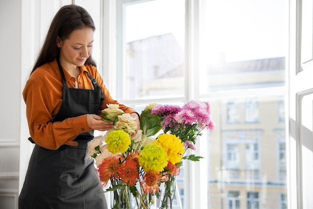 Primer plano de mujer hermosa floristería