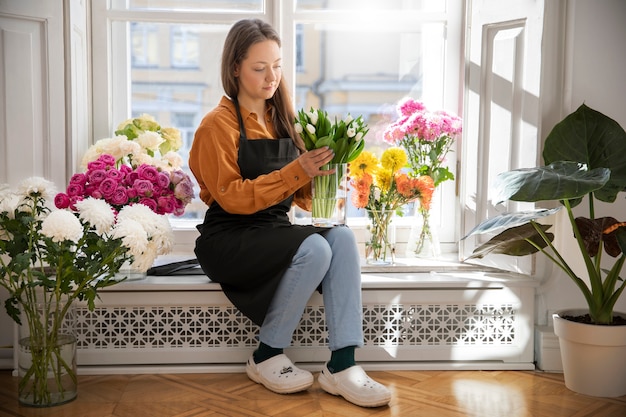 Primer plano de mujer hermosa floristería