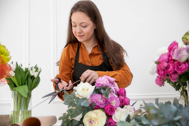 Primer plano de mujer hermosa floristería