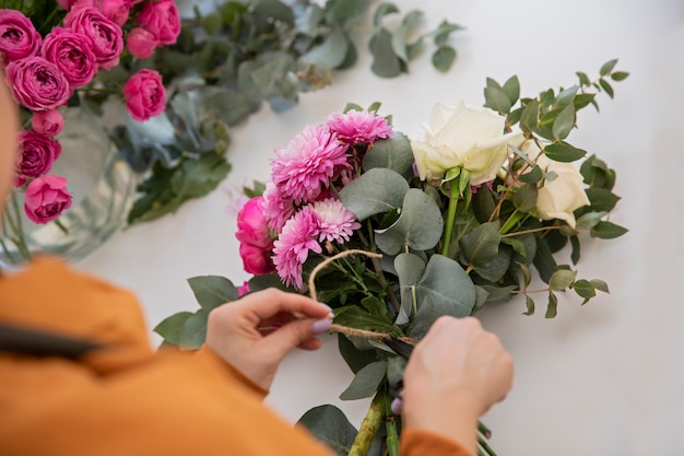 Primer plano de mujer hermosa floristería