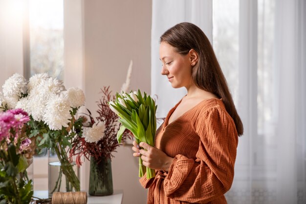 Primer plano de mujer hermosa floristería