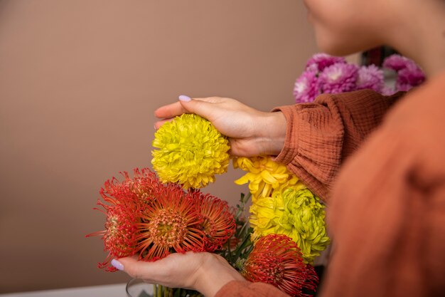 Primer plano de mujer hermosa floristería