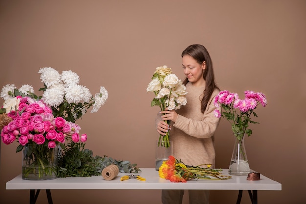 Primer plano de mujer hermosa floristería