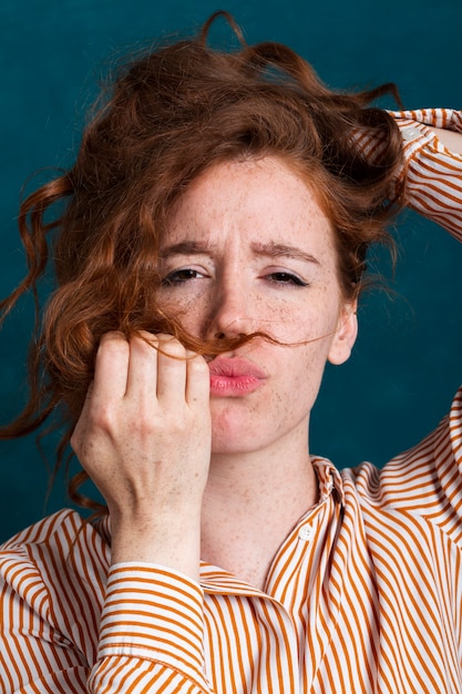 Primer plano mujer hermosa con el pelo recogido y cara de beso