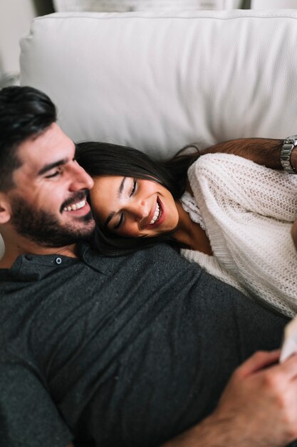 Foto gratuita primer plano de mujer con hombre sonriente en el sofá