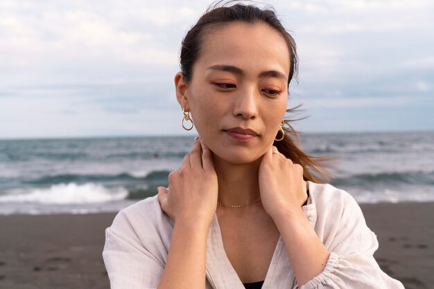 Primer plano de mujer japonesa divirtiéndose