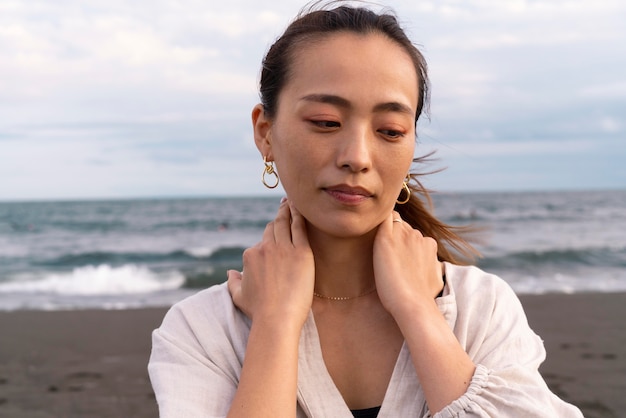 Primer plano de mujer japonesa divirtiéndose