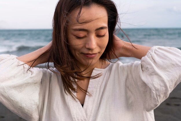 Primer plano de mujer japonesa divirtiéndose