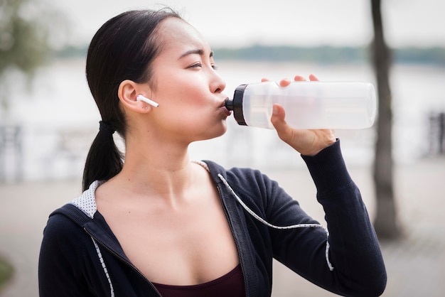 Primer plano, mujer joven, agua potable