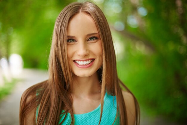 Primer plano de mujer joven al aire libre