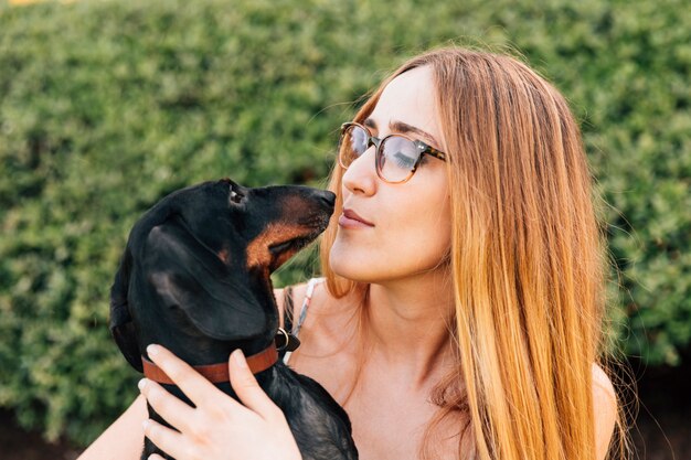 Primer plano, de, mujer joven, amar, ella, lindo, perro