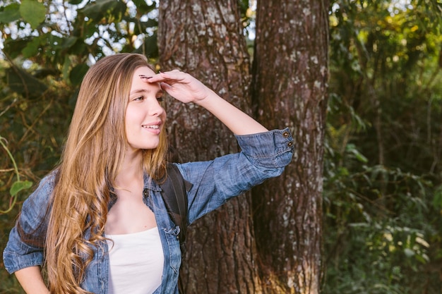 Primer plano de una mujer joven feliz protegiendo sus ojos