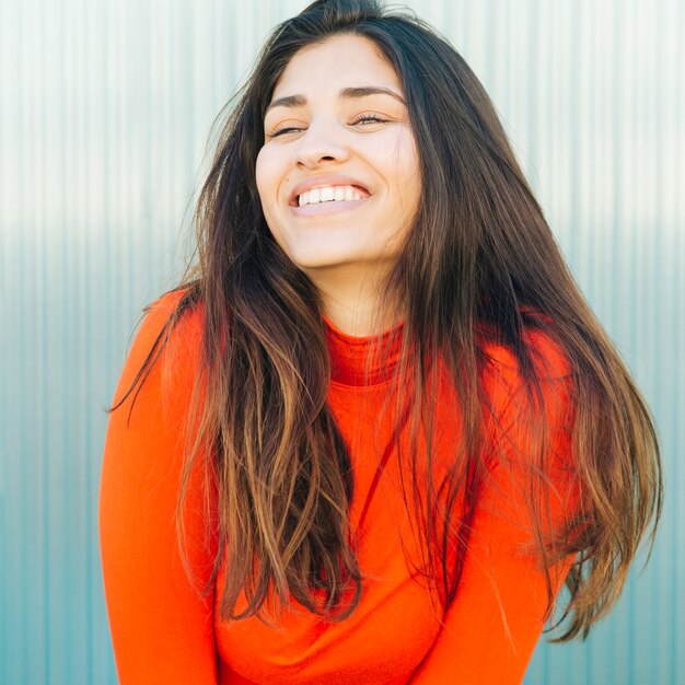 Primer plano de mujer joven feliz