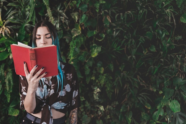 Primer plano, de, mujer joven, libro de lectura