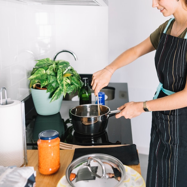 Primer plano de mujer joven preparando comida en la cocina