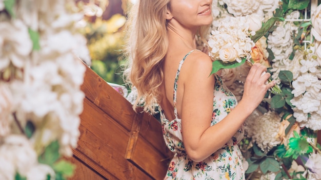 Foto gratuita primer plano de mujer joven con ramo de flores blancas en la mano