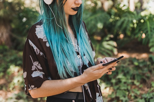 Primer plano, de, mujer joven, utilizar, teléfono móvil