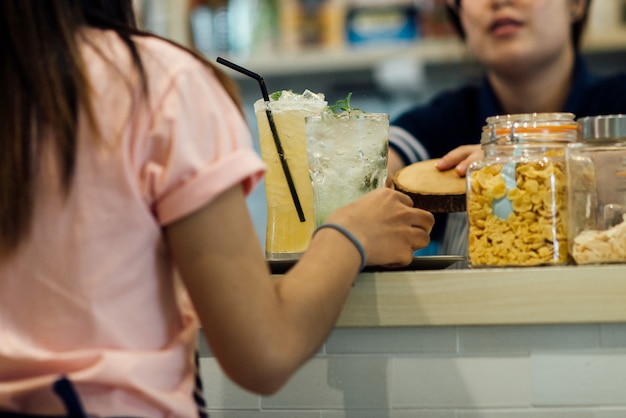 Primer plano de mujer con jugo en el café