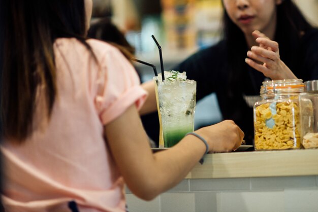 Primer plano de mujer con jugo en el café