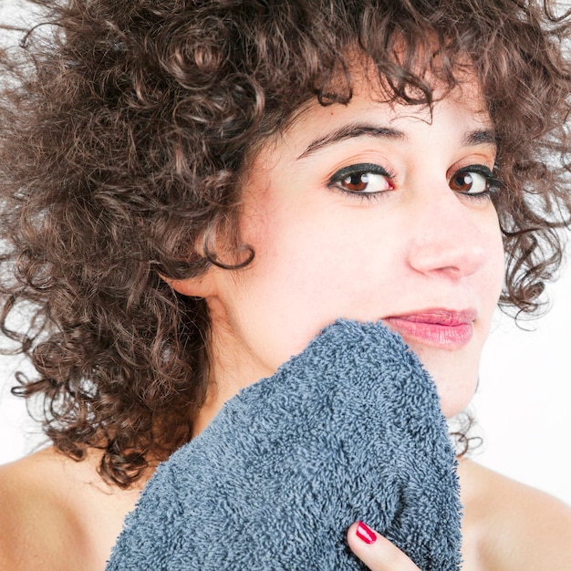 Primer plano de mujer limpia su cara con servilleta