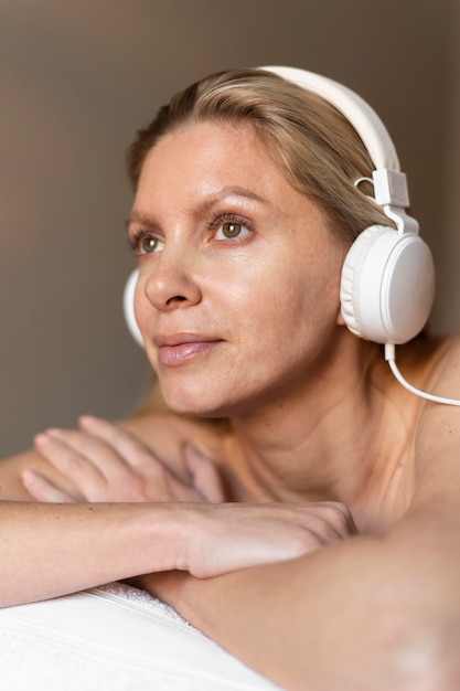 Primer plano, mujer, llevando, auriculares