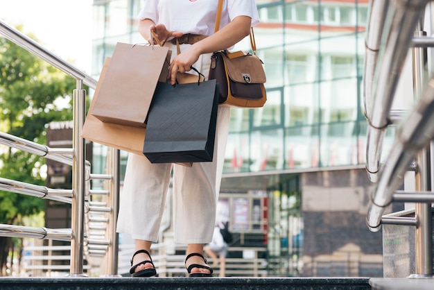 Primer plano de mujer llevando bolsas