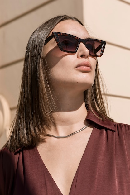 Primer plano, mujer, llevando gafas de sol